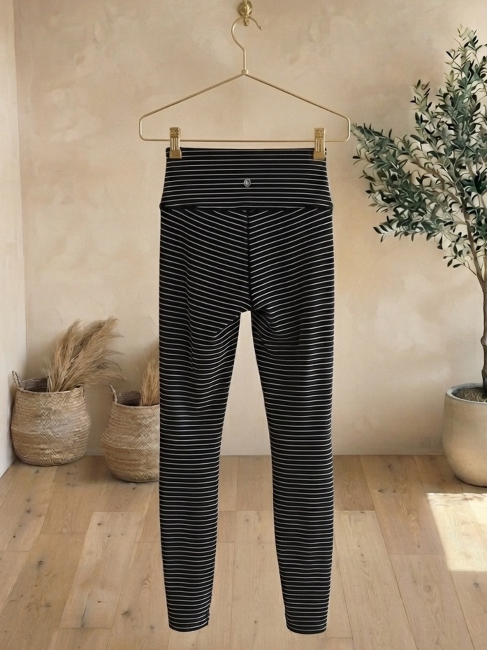 Lululemon 12 Wunder Under HR Tight
25" * Luxtreme Parallel Stripe Black White
